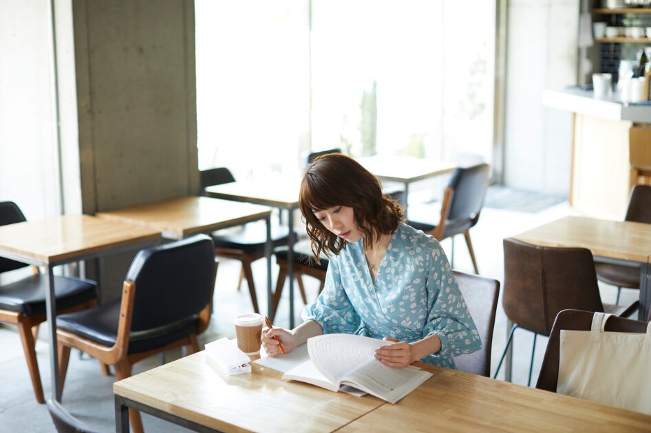 資格勉強に励む女性